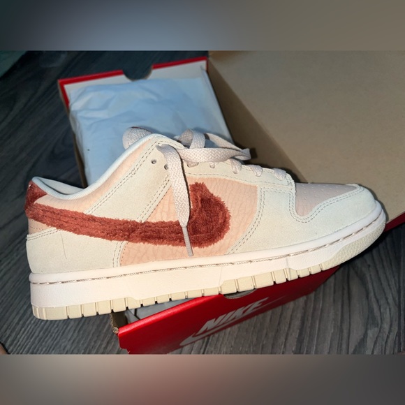 Nike women’s dunk low SHIMMER/MARS STONE/SANDDRIFT - Picture 2 of 3